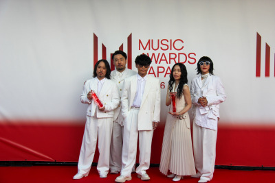 「MUSIC AWARDS JAPAN 2026」のレッドカーペットに登場したサカナクション