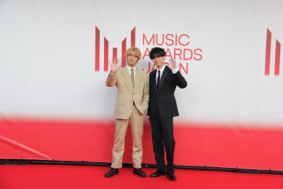 King & Prince・髙橋海人と永瀬廉がMAJレッドカーペットに登場、対照的なコーディネートで視線を集める