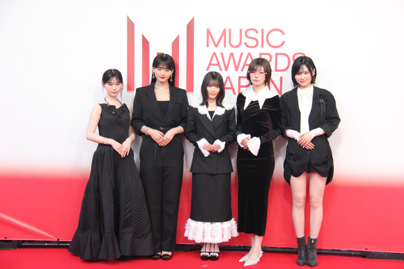櫻坂46がMAJレッドカーペットに登場、黒を纏った5人がそれぞれの個性で会場を彩る
