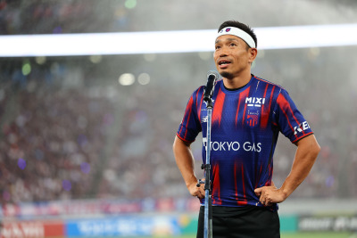 長友佑都「やり残したことがあると確信が芽生えてきました」と現役続投宣言。味の素スタジアムが沸く