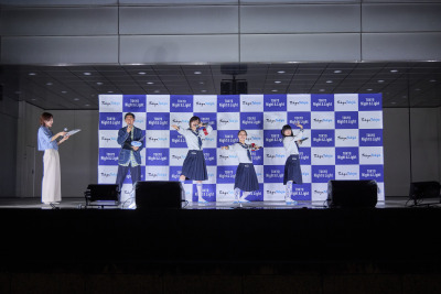 「新しい学校のリーダーズ」楽曲使用の新作プロジェクションマッピング、都庁舎で上映開始