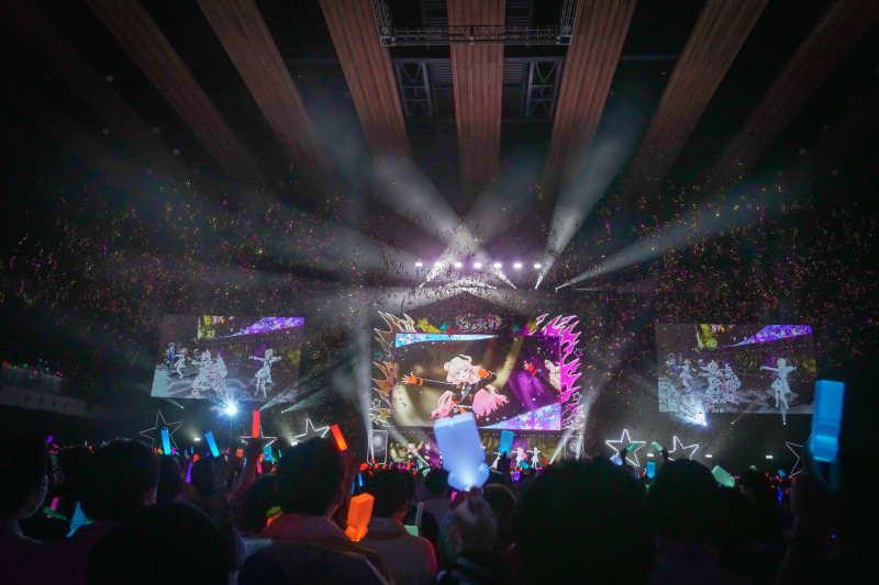 ねぽらぼと秘密結社holoX初の合同リアルイベント、有明アリーナで2日間開催 約2万人が来場